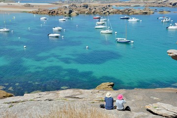 Un couple face à la mer à Trégastel en Bretagne. France