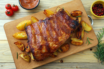 costolette di maiale BBq o alla griglia con patate arrosto su sfondo tavolo di cucina