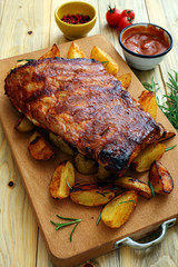 costolette di maiale BBq o alla griglia con patate arrosto su sfondo tavolo di cucina