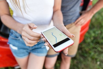 Travelers view the route of the Navigator in the phone close-up