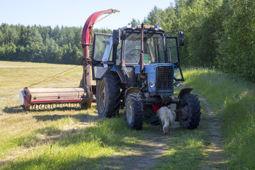 Obraz premium tractor on the background of an empty field and a clear blue sky