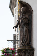 Obraz premium Statue an Hauswand