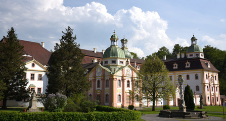 Grüne Türme von Kloster Marienthal mit Kreuzen vor wundervollem Himmel