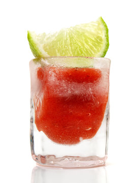Erdbeerlimes im Schnapsglas aus Eis