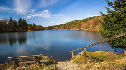 Wunderschöner See in der Natur umringt von Bäumen