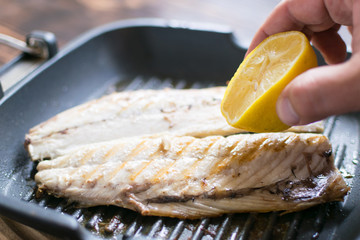 Grilled fish grilled mackerel pour lemon juice.