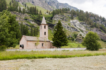 Sils, Segl, Sils-Maria, Baselgia, St. Lorenz, Kirche, Oberengadin, Engadin, Engadiner Dorf, Alpen, Graub&uuml;nden, Landwirtschaft, Sommer, Schweiz