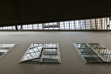 Fototapeta premium überdachter Lichthof eines alten Bürogebäudes