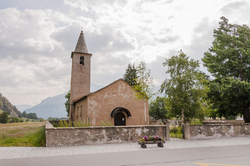 Sils, Segl, Sils-Maria, Baselgia, St. Lorenz, Kirche, Dorfkirche, Oberengadin, Engadin, Engadiner Dorf, Wanderweg, Silvaplanersee, Silsersee, Alpen, Graub&uuml;nden, Sommer, Schweiz