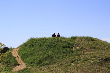 Aussichtsh&uuml;gel mit einem Mann und einer Frau,  im Naturschutzgebiet Sandd&uuml;nen Sandweier, Baden-Baden, am Oberrhein