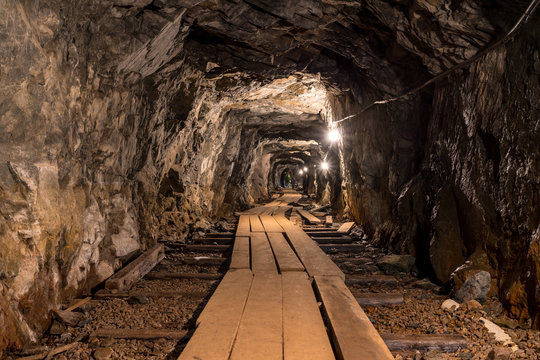Weg eines alten Bergstollens, Erzmine in einem Berg