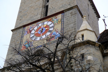 Fototapeta na wymiar Rumunia, Transylwania - zegar na wieży czarnego gotyckiego kościoła w Brasov