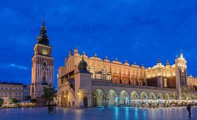 Photo sur Plexiglas Cracovie Cracovie - Tour de l& 39 hôtel de ville et Halle aux draps pendant l& 39 heure bleue