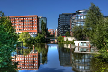 moderne Bürogebäude und Hausboote auf den Kanälen in Hamburg