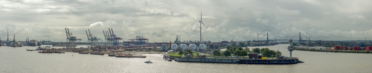 Hafenpanorama von Hamburg mit Köhlbrandbrücke bei mäßigem Wetter