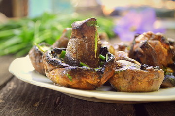 Grill mushrooms in a round plate.