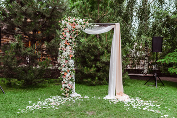 Square arch for a wedding ceremony.