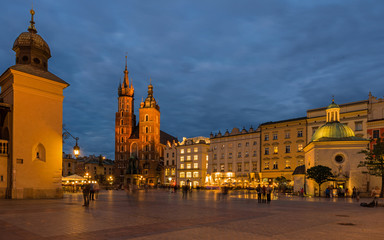 Krakau - Marienkirche und Tuchhallen zur Blauen Stunde
