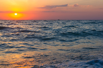 Obraz premium Amazing sea sunset, the sun, waves, clouds