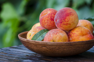 peaches in a bowl