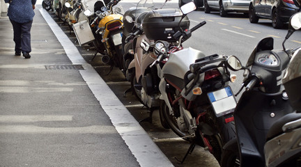 Mopeds stehen am Straßenrand 