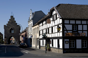 Fototapeta na wymiar historisches Fachwerkhaus am Stadttor Herriger Tor
