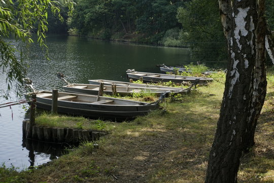 Angelboote im K&ouml;ttinger See im Naturpark Kottenforst-Ville