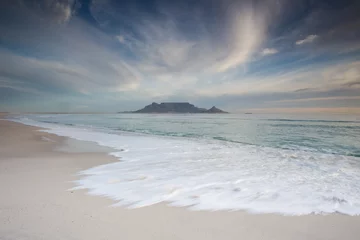 Tableaux ronds sur aluminium Montagne de la Table Stunning clouds over Table Mountain in Cape Town South Africa,as seen from blouberg beach, one of the top holiday destinations in the world