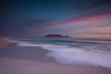 Cercles muraux Montagne de la Table Stunning clouds over Table Mountain in Cape Town South Africa,as seen from blouberg beach, one of the top holiday destinations in the world