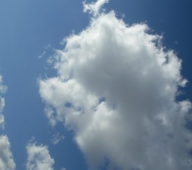 Obraz premium Céu azul com nuvens claras