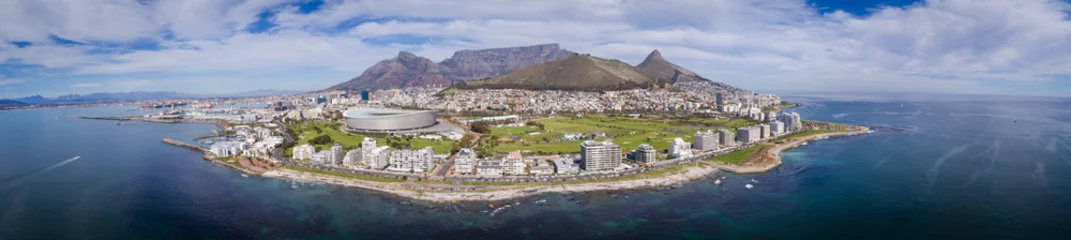 Papier Peint photo autocollant Montagne de la Table Vue aérienne panoramique sur Cape Town en Afrique du Sud avec Greenpoint au premier plan et Table Mountain en toile de fond