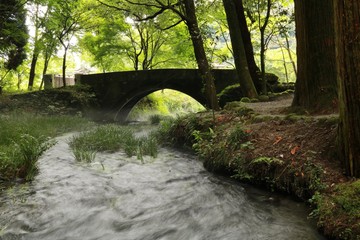 豊富な天然水が流れる池山水源の石橋