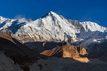 Photo sur Plexiglas Cho Oyu Cho Oyu mountain peak lit up by the sun lights at sunset. Beautiful landscape on a clear day high in the Himalayan mountains, Sagarmatha National Park, Nepal. Evening scenery of snowy mountain.