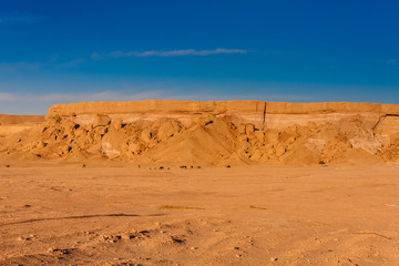 Fototapeta na wymiar A rock cliff north-east of Riyadh, Saudi Arabia