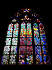 Piękne kolorowe witraże w oknie archikatedry Świętych Wita, Wacława i Wojciecha w Pradze