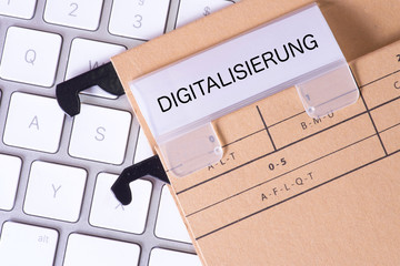 Ein Computer und Ordner mit dem Aufdruck Digitalisierung
