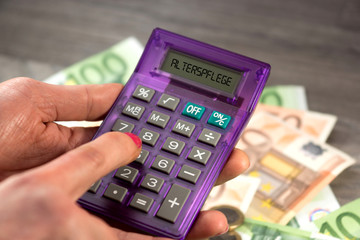 Euro Geldscheine, ein Taschenrechner und die Kosten für de Pflegeversicherung