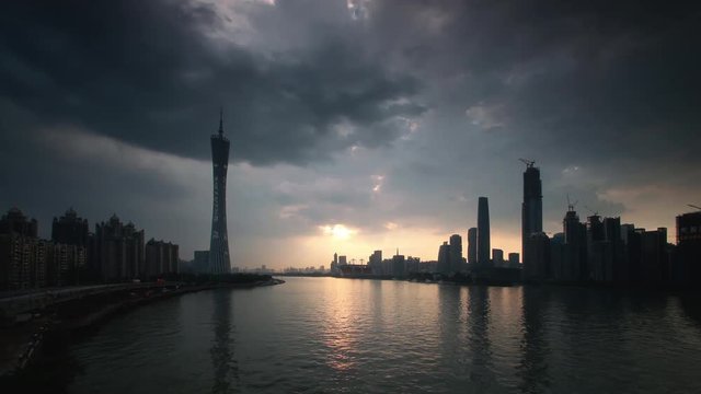 Typhoon Rammasun struck, and dark clouds swept over the sky of Guangzhou, China