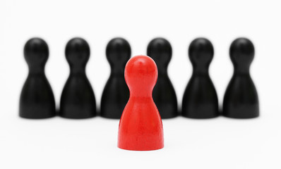 Einzelgänger Rote Spielfigur im Vordergrund mit schwarzen Hintermännern