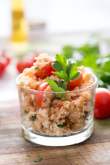 Gesunde Zwischenmahlzeit: Couscous mit Fetakäse und Tomaten