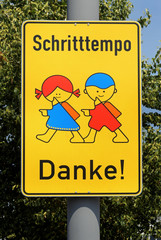 Schild Schritttempo