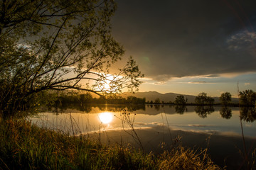 Obraz premium Sunset over the neighborhood lake