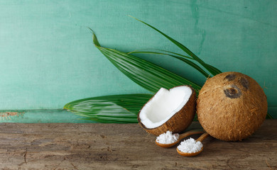 Obraz na płótnie Canvas Fresh coconut on wood