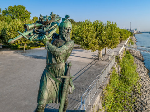 Hagen von Tronje versenkt Nibelungenschatz im Rhein - Denkmal in Worms