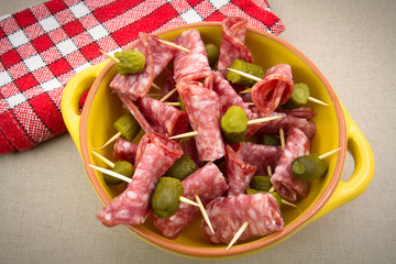 salami et cornichons