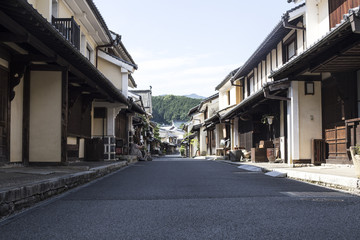 Obraz premium Stare drewniane domy dzielnicy w historycznym mieście Takayama w Japonii w zimowy dzień