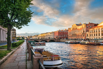 Река Фонтанка в Санкт-Петербурге на закате Fontanka River in St. Petersburg on a summer sunny evening