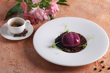 пирожное в форме камня из шоколадной глазури