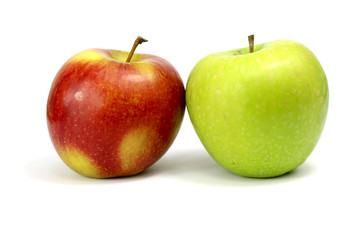 zwei perfekte Äpfel isoliert mit Nahaufnahme auf weißem Hintergrund