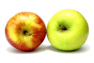 zwei frische Äpfel grün und rot isoliert